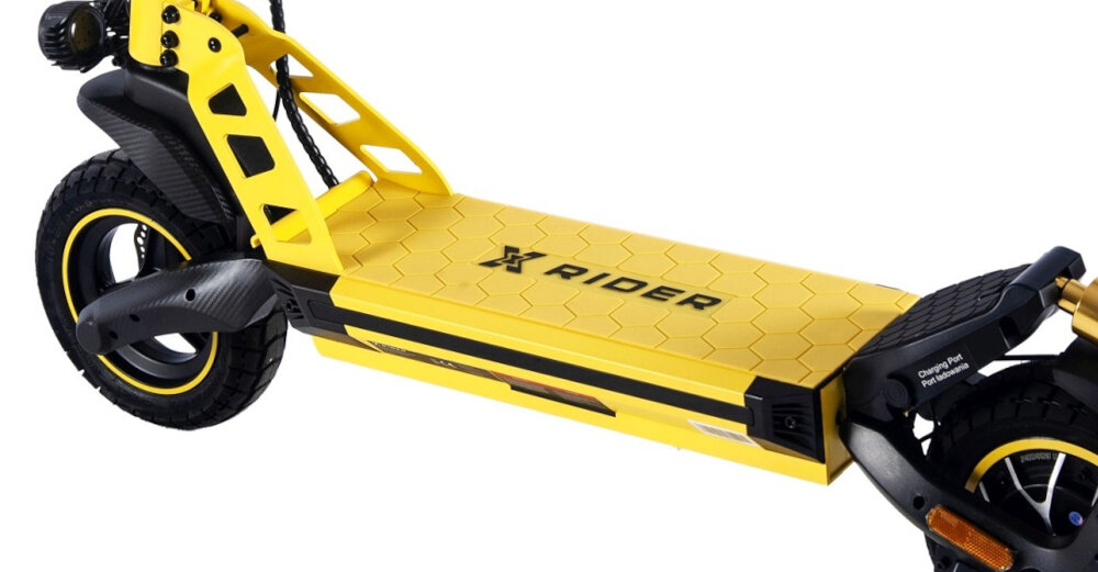 Hulajnoga elektryczna XRIDER F10 Czarno-żółty szeroki poklada zaawansowana mata antyposlizgowa estetyczny wyglad bezpieczenstwo doskonala przyczepnosc