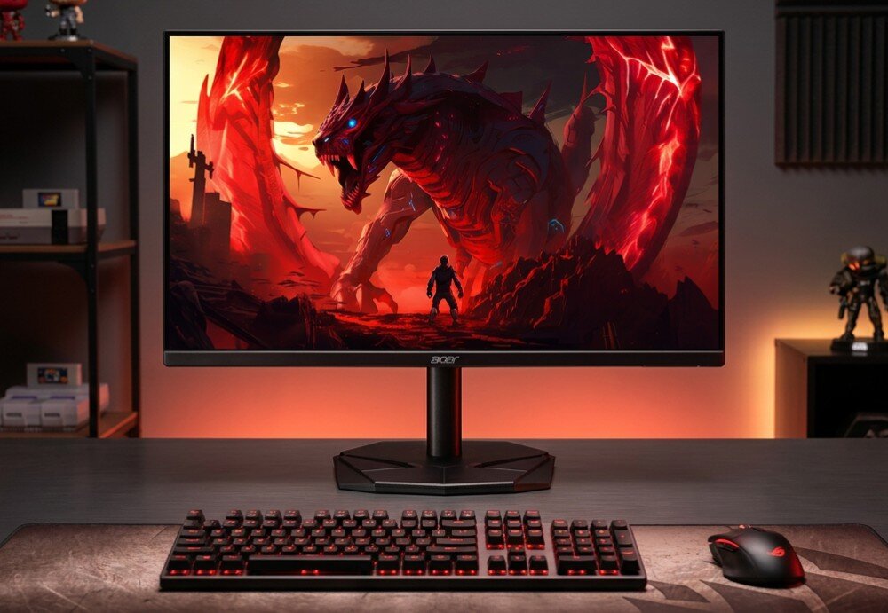 Monitor ACER Nitro KG240YP0bi Monitor ustawiony przodem na biurku z podświetlaną klawiaturą i myszką w przytulnym pomieszczeniu