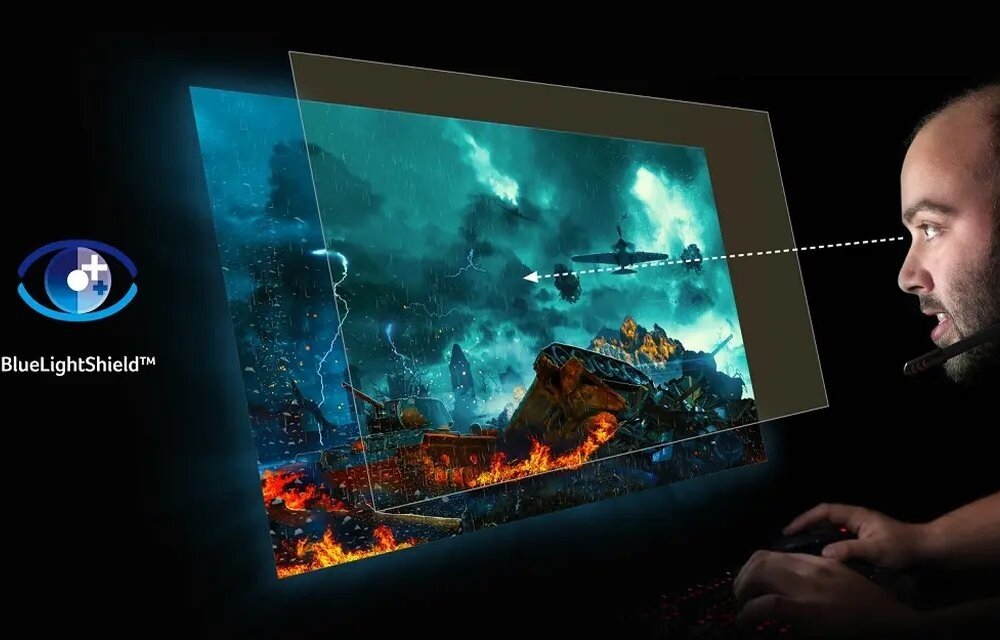 Monitor ACER SA322QHbip Mężczyzna patrzący na ekran z grafiką pola bitwy, z nałożonym filtrem ochronnym, symbolem oka i podpisem 'BlueLightShield' po lewej stronie