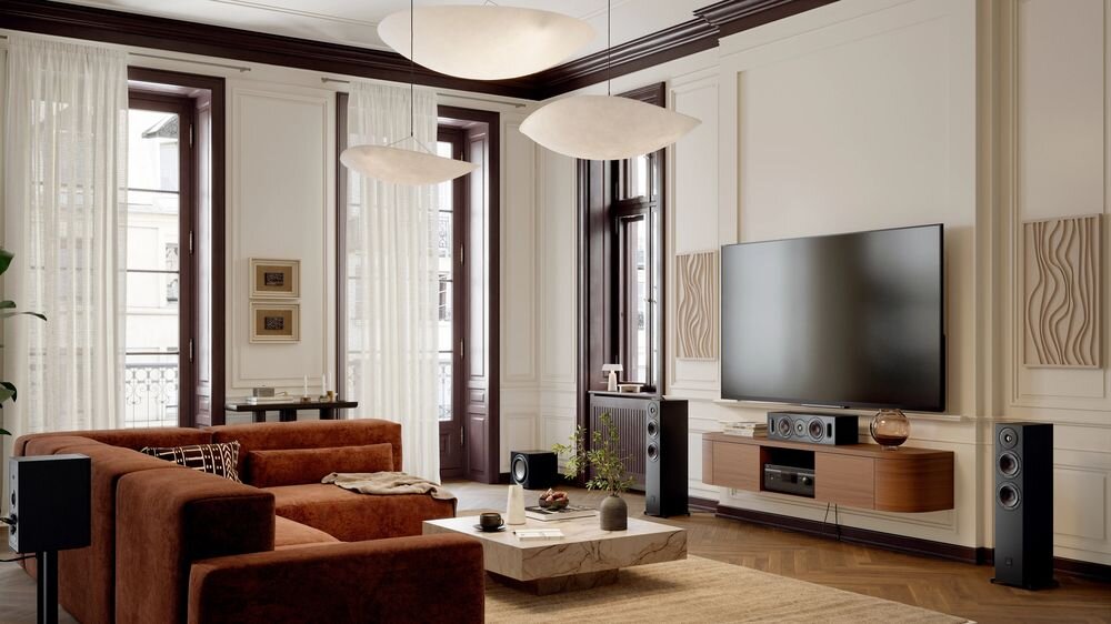Kolumny podłogowe DALI Sonik 5 technologia SMC Essential redukcja zniekształceń czyste brzmienie, kolumny stojące obok komody nad telewizorem w pomieszczeniu