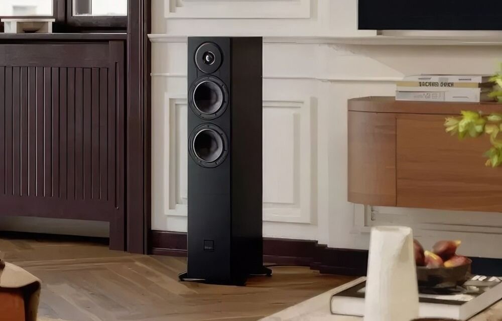 Kolumny podłogowe DALI Sonik 5 wymiary 82,6x16,2x27 cm smukła konstrukcja stabilność, kolumna stojąca obok komody nad telewizorem w pomieszczeniu