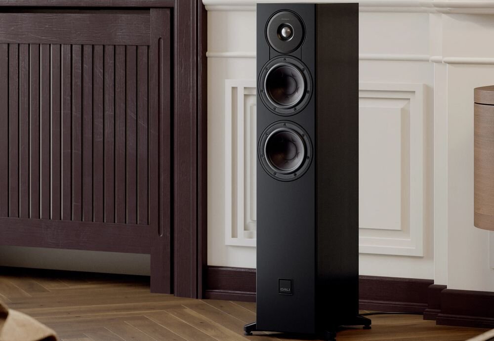 Kolumny podłogowe DALI Sonik 5 pasmo 39-26000 Hz szeroki zakres dźwięku bas wysokie tony, kolumna stojąca w pomieszczeniu