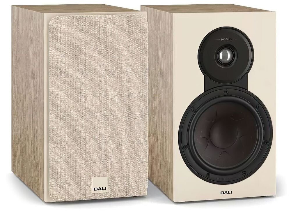 Podstawkowe kolumny głośnikowe DALI Sonik 3 pasmo 47-26000 Hz pełne brzmienie, kolumny po skosie na białym tle