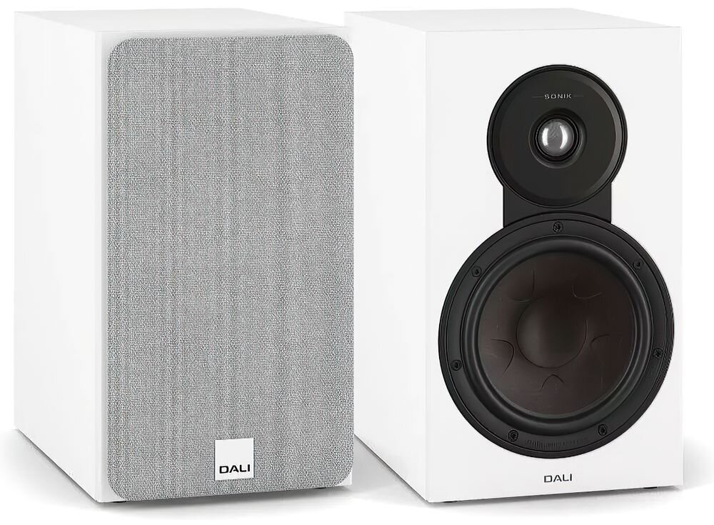 Podstawkowe kolumny głośnikowe DALI Sonik 3 SMC Essential czysty dźwięk redukcja zniekształceń, kolumny po skosie na białym tle