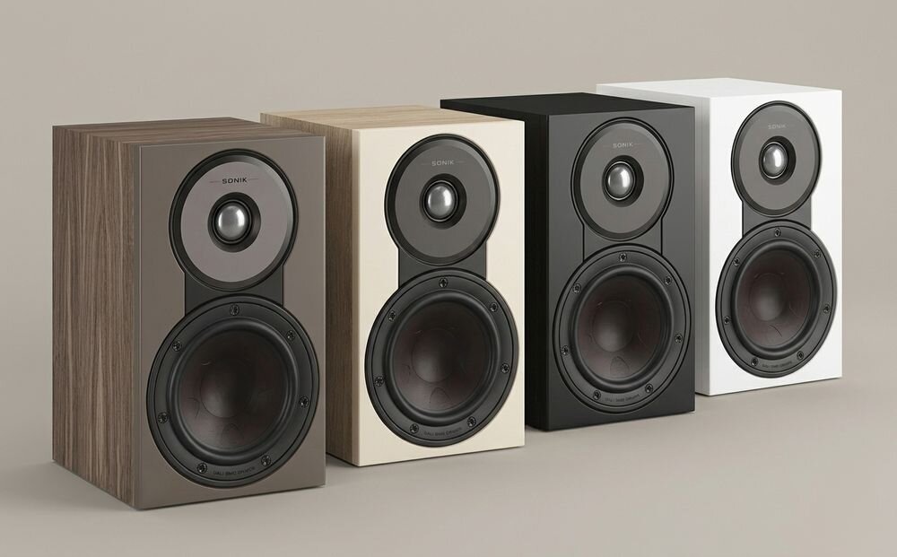 DALI Sonik 1 kolumny podstawkowe kompaktowa konstrukcja hi-fi mocny dźwięk mały rozmiar, cztery wersje kolorystyczne kolumn na jasnym tle