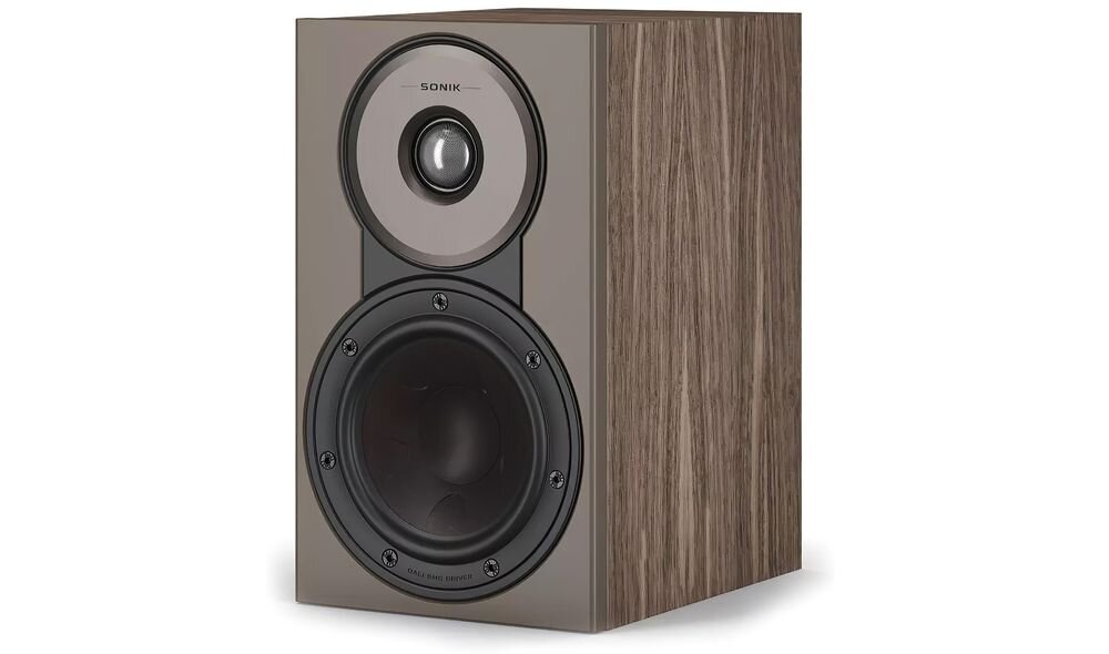 DALI Sonik 1 bass reflex lepszy bas kompaktowa obudowa kolumny podstawkowe audio hi-fi, kolumna po skosie na białym tle