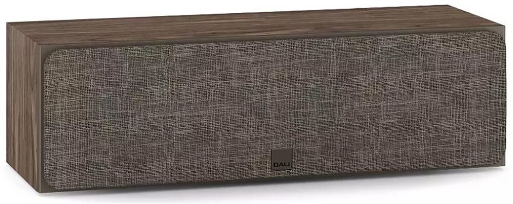 Prostokątny głośnik centralny z drewnianą obudową i tekstylną maskownicą w odcieniach szarości. Na maskownicy widoczne jest logo \'DALI\'.
