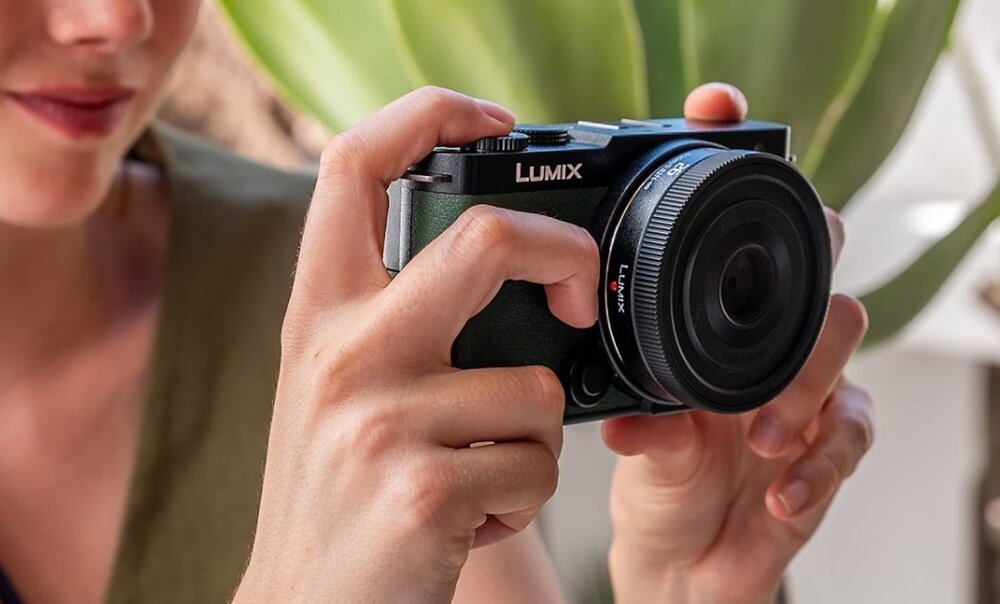 Aparat PANASONIC Lumix DC-S9  trzymany w rękach matryca 24,2 Mpx