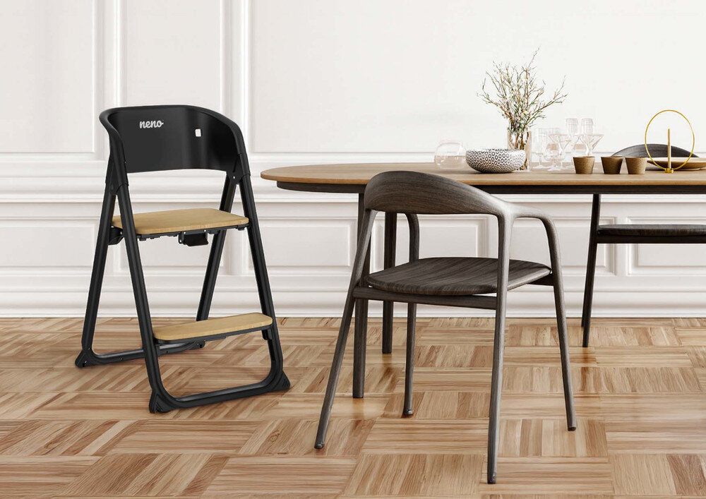 Krzesełko do karmienia NENO Sapori 4w1 Czarny Do każdego wnętrza Minimalistyczna forma Funkcja krzesła dla dorosłego do 110 kg krzesełko stoi przy stole w pokoju