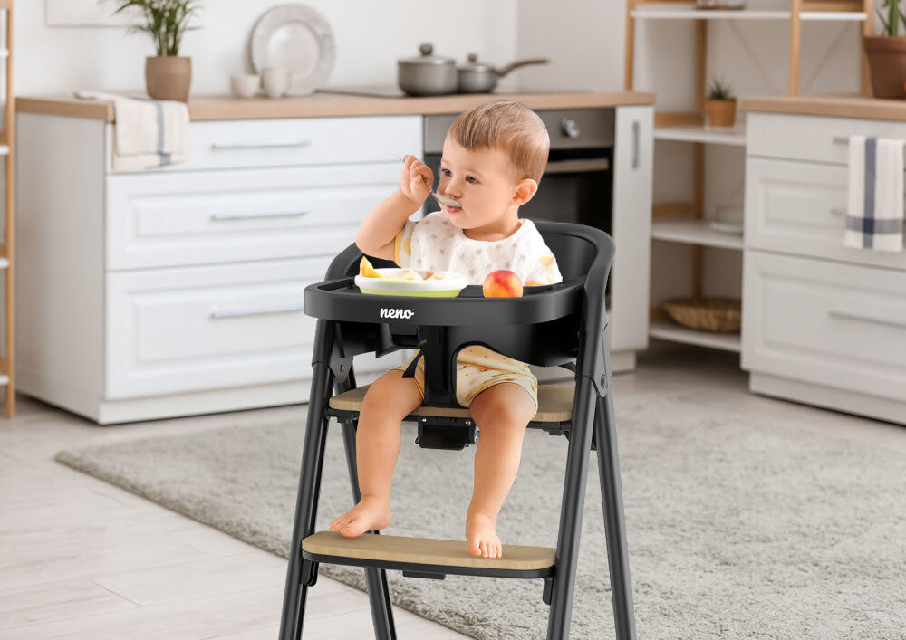 Krzesełko do karmienia NENO Sapori 4w1 Czarny Wygodne karmienie Wyprofilowane oparcie Zdejmowana tacka dziecko siedzi w krzesełku i je