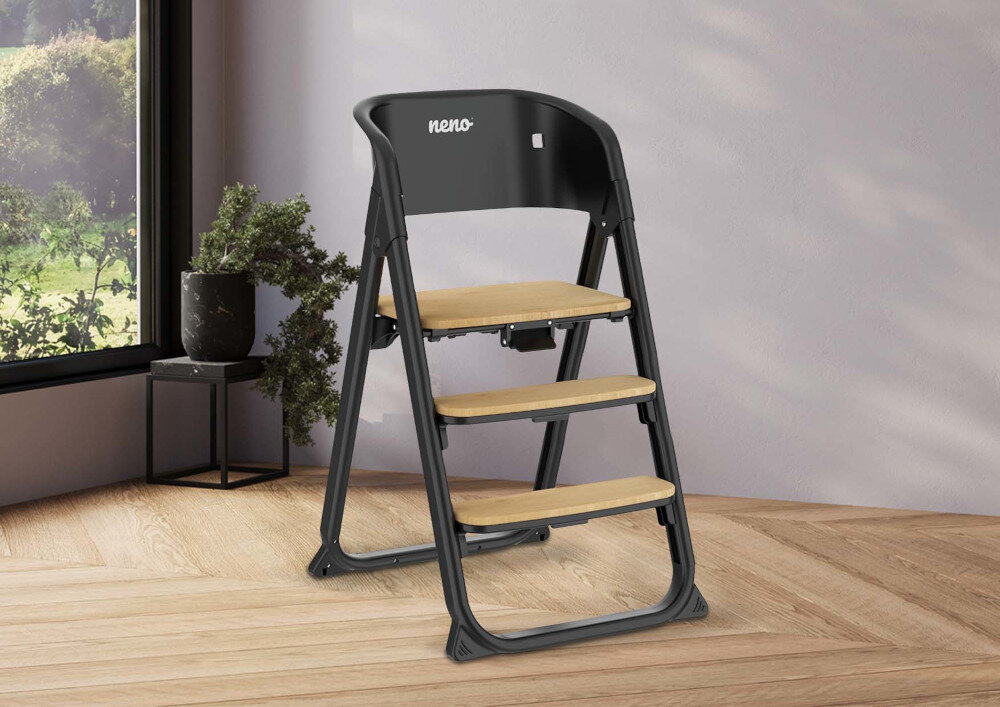 Krzesełko do karmienia NENO Sapori 4w1 Czarny Dopasowanie do wzrostu Regulowany podnóżek wsparcie stabilizacja ciała krzesełko stoi w pokoju ukosem