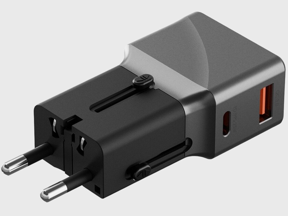 Czarno-brązowa ładowarka sieciowa z dwoma wtyczkami i portami USB oraz USB-C. Produkt ma kompaktowy, prostokątny kształt.