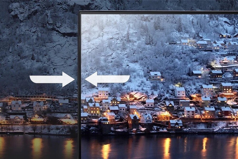 Monitor ACER KA272P0bi Zbliżenie na cienką ramkę ekranu z dwoma strzałkami skierowanymi do siebie, na ekranie widać zimowe miasteczko nad wodą
