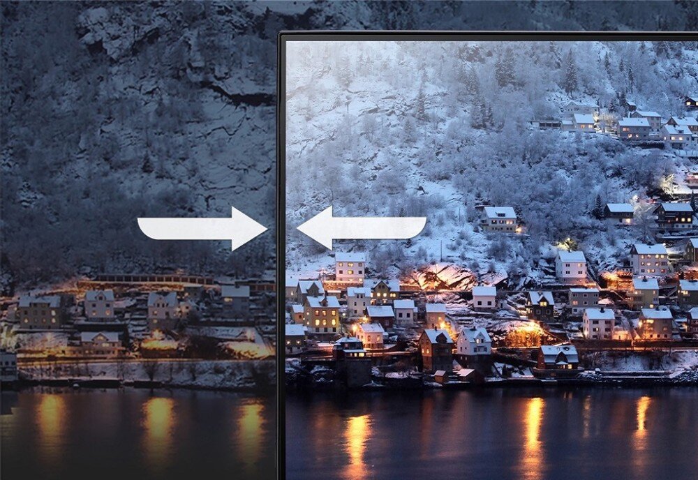Monitor ACER Nitro KG270P0bi Zbliżenie na monitor, który po lewej stronie pokazuje zamazane i słabo oświetlone miasteczko nad wodą, a po prawej wyraźne i jasne z tym samym widokiem, ze strzałkami wskazującymi na lepszą ostrość, przekątna, rozdzielczość