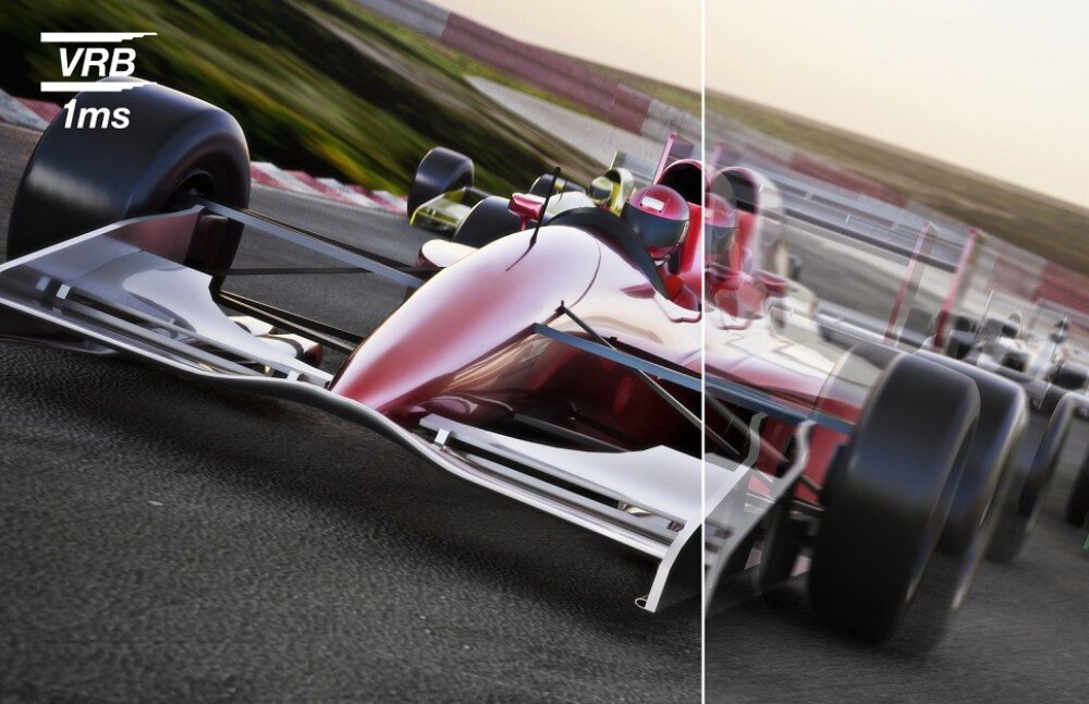 Monitor ACER Nitro KG270P0bi Zbliżenie na monitor, który po lewej stronie pokazuje wyraźny bolid na torze wyścigowym z napisem 'VRB 1ms', a po prawej zamazany i rozmyty bez napisu, czas reakcji, rozmycie