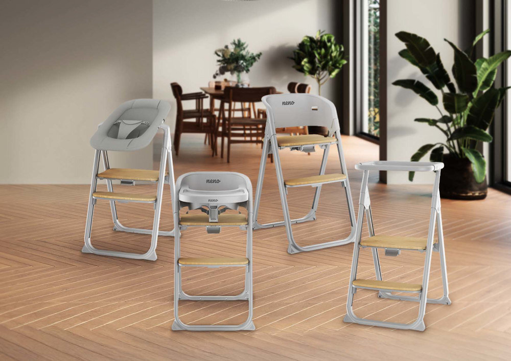 Na obrazie widoczne są cztery krzesełka do karmienia NENO Sapori 4w1 w kolorze szarym, ustawione na drewnianej podłodze w jasnym wnętrzu. W tle znajduje się stół z krzesłami oraz rośliny doniczkowe.