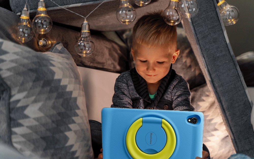 Tablet BLACKVIEW Tab A5 Kids dziecko czyta w nocy  wyświetlacz HD+ o rozdzielczości 800x1280 pikseli 