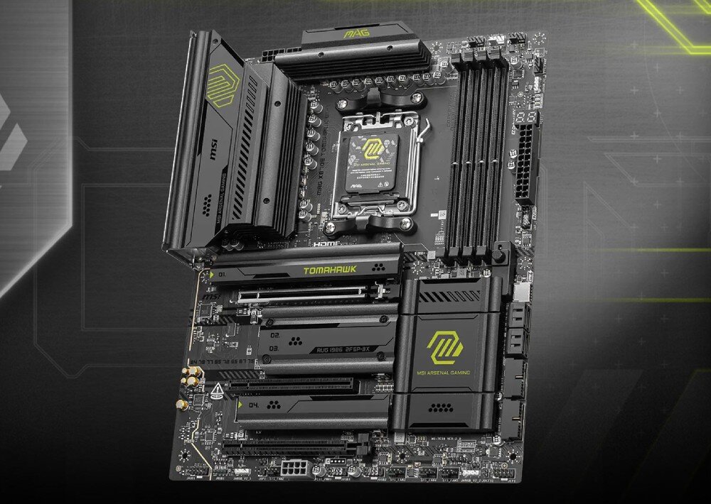 Komputer MAD DOG GeForce RTX5090 DLSS 4 Reflex Edition 2 BQ900FX-A02WR64WH Widok płyty głównej w czarnej kolorystyce z zielonymi akcentami. Radiatory, sloty PCIe i gniazda pamięci RAM są dobrze widoczne, a na osłonach znajduje się logo producenta, opis