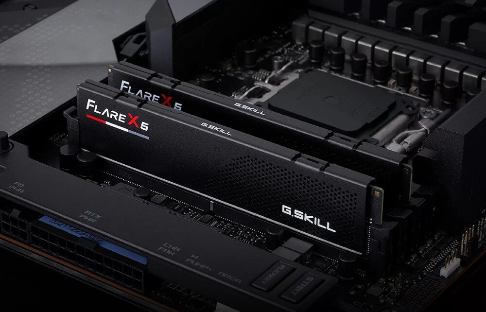 Komputer MAD DOG GeForce RTX5090 DLSS 4 Reflex Edition 2 BQ900FX-A02WR64WH Dwa czarne moduły pamięci RAM zamontowane w slotach na płycie głównej, z widocznymi napisami 'Flare X5' i 'G.SKILL' oraz elementami układu zasilania w tle