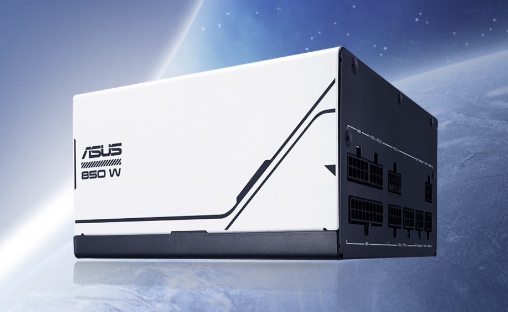 Komputer MAD DOG GT302-WH-A01WR32WH Zdjęcie pokazuje zasilacz o mocy 750 W z widocznymi oznaczeniami mocy, na tle grafiki przedstawiającej fragment planety i przestrzeń kosmiczną