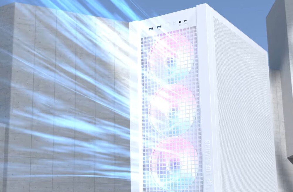 Komputer MAD DOG GT302-WH-A01WR32WH Zbliżenie na front białej obudowy z trzema świecącymi wentylatorami oraz naniesionymi błękitnymi liniami imitującymi ruch powietrza