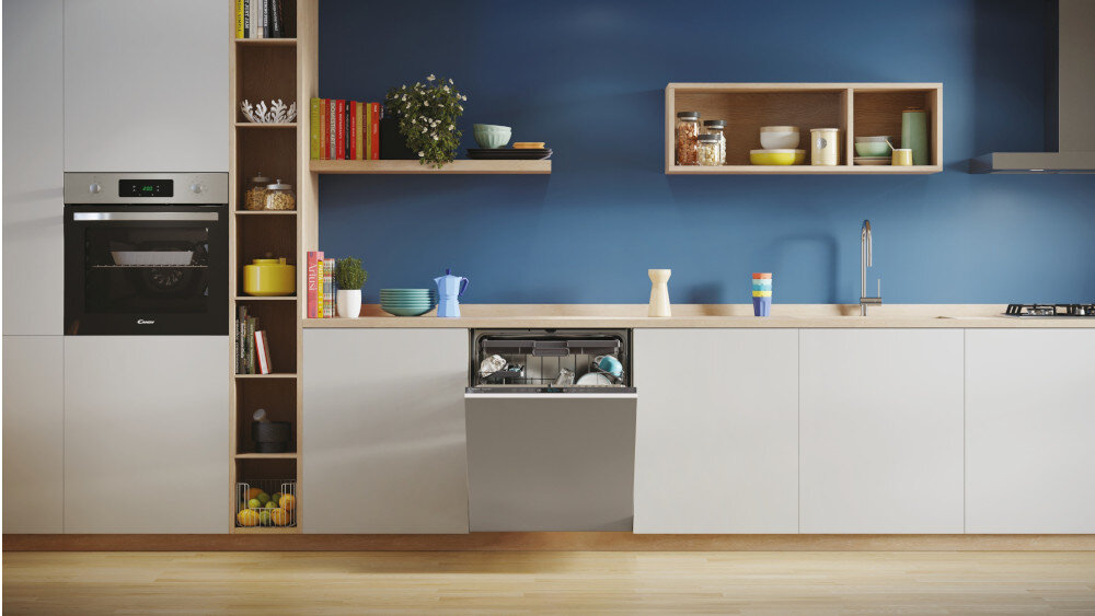 ZMYWARKA CANDY CI 4C4F1A RAPIDO kuchnia zabudowa białe meble szafki niebieska ściana piekarnik Program szybki 49' cicha praca Skuteczna dezynfekcja w 75°C Połowa załadunku oszczędności Program ECO 45' podnoszony górny kosz elastyczne wnętrze silnik Speed-Drive bezszczotkowy Filtr antybakteryjny higiena czystość bez zapachów mechanizmy Aplikacja hOn i funkcja Snap&Wash zdalne sterowanie smartfon