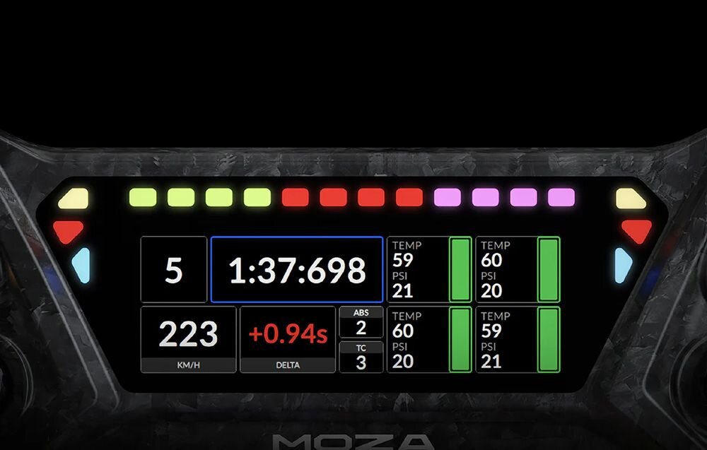 Kierownica MOZA Racing KS Pro Zbliżenie na ekran kierownicy gamingowej z kolorowymi wskaźnikami ekran HD przekątna MOZA Pit House personalizacja