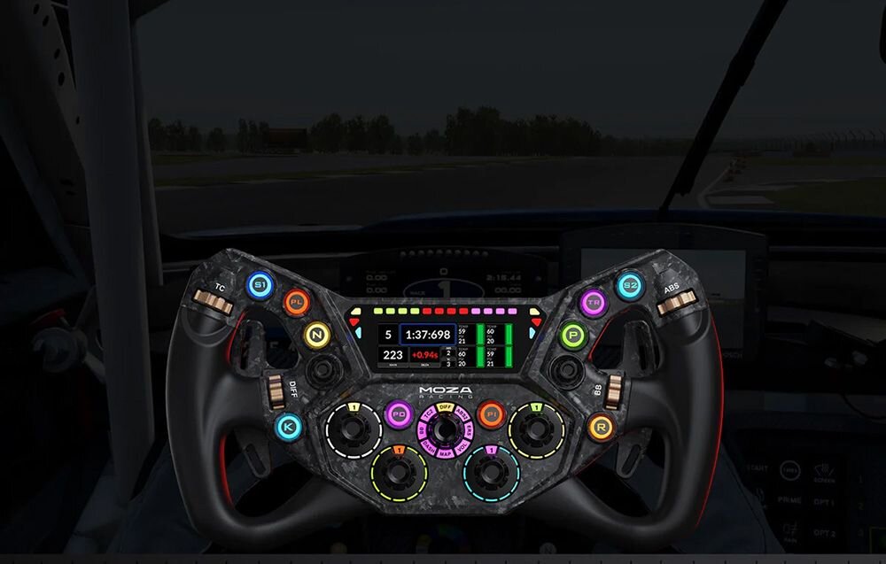 Kierownica MOZA Racing KS Pro Kierownica gamingowa MOZA z ekranem i podświetlanymi na kolorowo przyciskami w samochodzie motylkowa konstrukcja ergonomiczne rozmieszczenie przycisków i pokręteł materiał TPE na uchwytach wsparcie dynamicznej jazdy