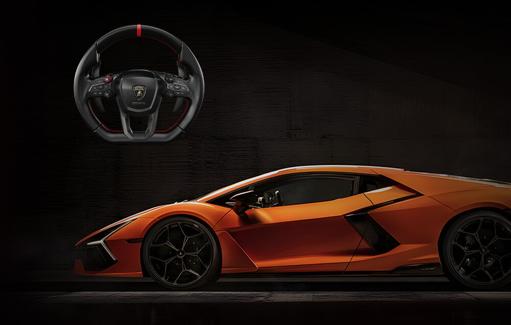 Obraz przedstawia pomarańczowy samochód sportowy oraz kierownicę z logo Lamborghini. Tło jest ciemne, co podkreśla detale pojazdu i kierownicy.