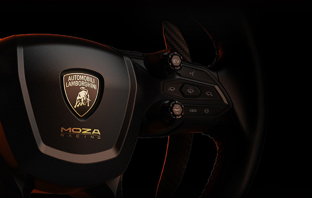 Na obrazie widoczna jest kierownica z logo \'AUTOMOBILI LAMBORGHINI\' oraz napisem \'MOZA RACING\'. Obok znajdują się przyciski z symbolami i napisami, w tym \'EV\' i \'VIEW\'.