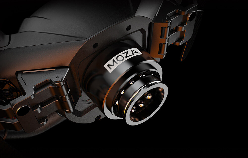 Zbliżenie na element mechaniczny z widocznym logo \'MOZA\'. Element ma metaliczne wykończenie i skomplikowaną konstrukcję.