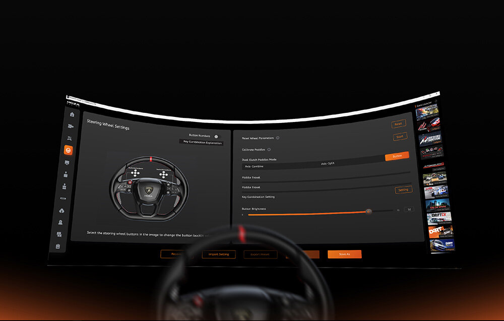 Obraz przedstawia ekran z ustawieniami kierownicy wyścigowej, z widocznym logo Lamborghini na kierownicy. Po prawej stronie ekranu znajdują się miniatury gier wyścigowych.