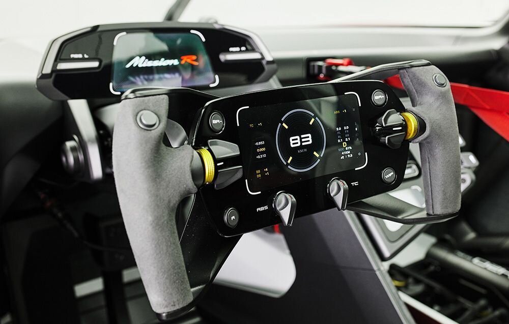Kierownica MOZA RACING Porsche MISSION R Kierownica Moza Racing z zakrzywionym wyświetlaczem w samochodzie sportowym