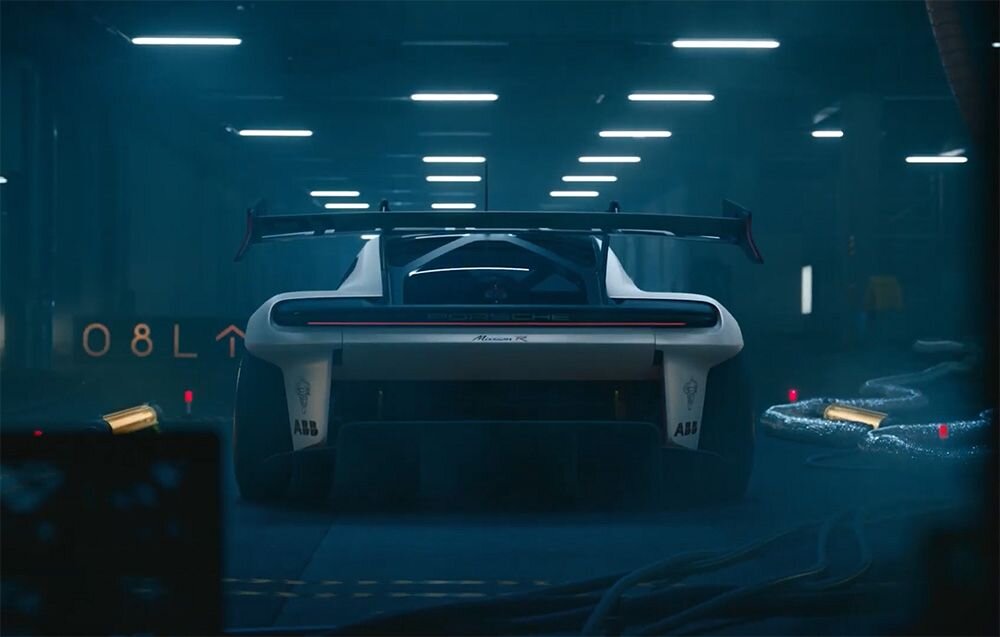 Kierownica MOZA RACING Porsche MISSION R Biało-czarny samochód wyścigowy widoczny z tyłu w ciemnym garażu z delikatnym oświetleniem łopatki aluminium obrabiane CNC Bezkontaktowe czujniki Halla 0,03 mm elementy wyciszające obsługa trybu pojedynczego i podwójnego sprzęgła iRacing F1