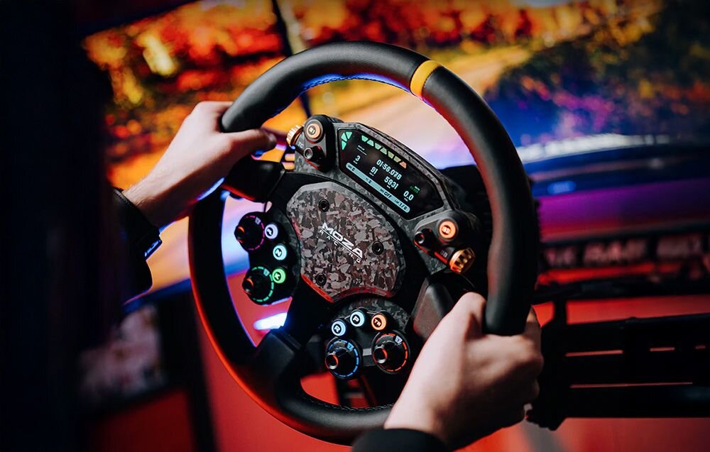 Kierownica MOZA CS Pro RS093, wyścig, zabawa, granica, kontrola, Ręce gracza na kierownicy MOZA Racing podczas wyścigu w symulatorze.