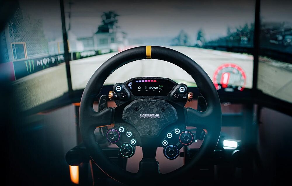 Kierownica MOZA CS Pro RS093, GT3, kompozyt, telemetria, HD, Kierownica MOZA Racing na stanowisku simracingowym z trzema ekranami.