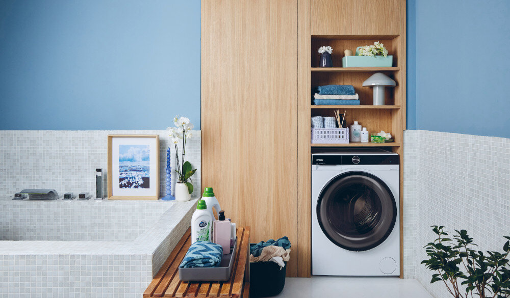 PRALKA CANDY AI PROWASH700 BS 48SB6-S lifestyle wizualizacja front zamknięta łazienka wanna zabudowa pojemność 8 kg bęben załadunek zajmuje mało miejsca wymiary głębokość 43,3 cm do małych pomieszczeń Wyjątkowo cicha ProActive Eco Wash Ochrona ubrań Soft Drum funkcje parowe zdalne sterowanie aplikacja hon