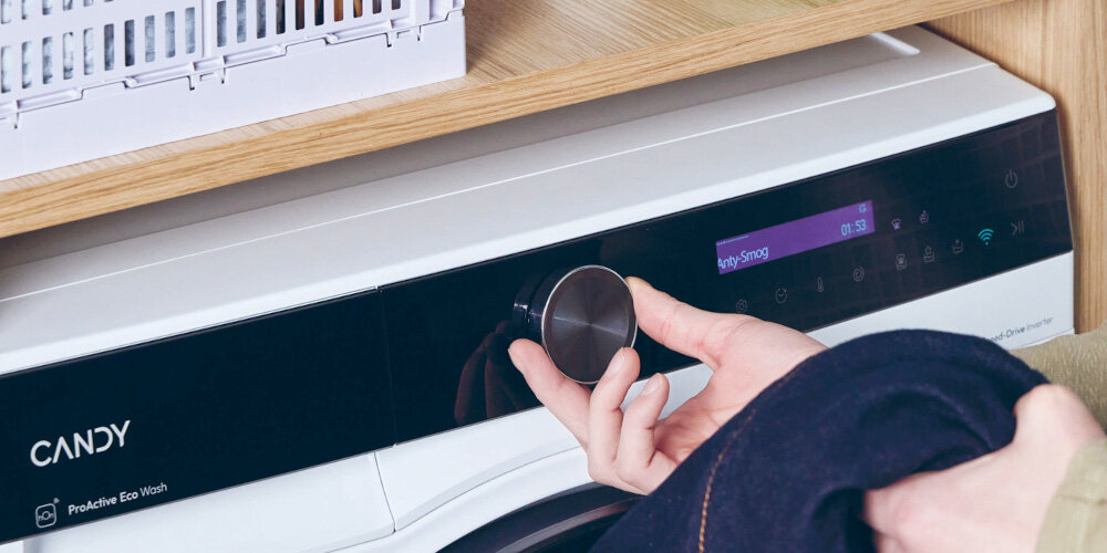 Pralko-suszarka CANDY BWS 485SB8-S lifestyle wizualizacja wyświetlacz właczony uruchomiony cykl prania aktywacja programu dłoń pokrętło panel regulacja programy Wyświetlacz LCD intuicyjny Przejrzyste ikony łatwe sterowanie otwór załadunkowy