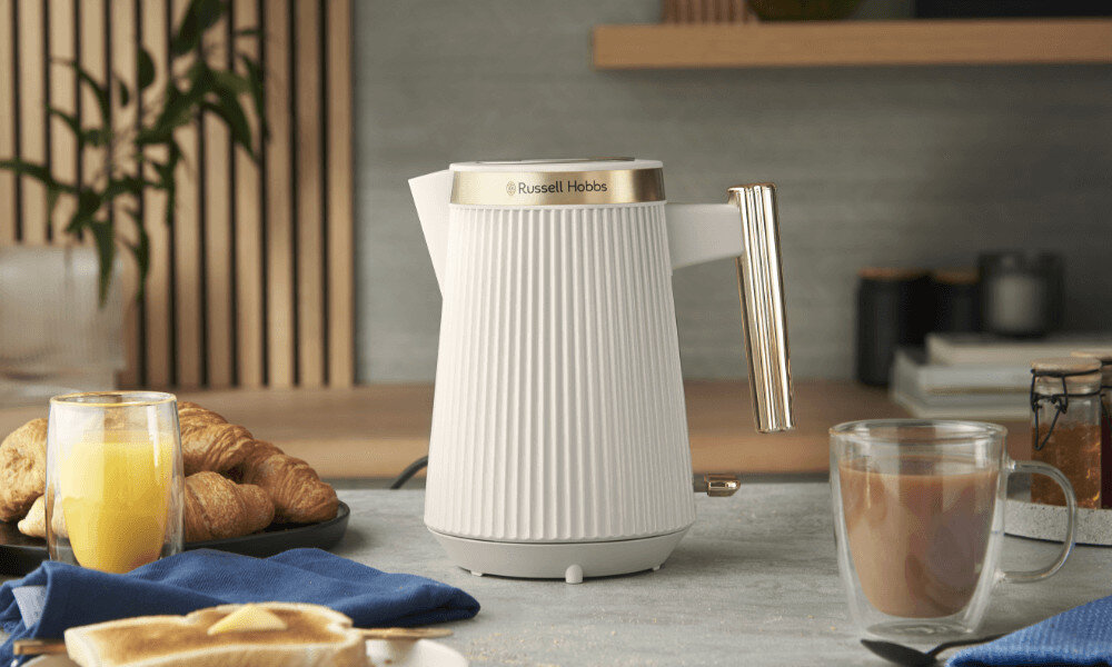 Czajnik RUSSELL HOBBS Bronte Stone 26751-70 Matowa, żłobiona obudowa w odcieniu beżu złotymi akcentami ze szczotkowanej stali nierdzewnej Wysoka jakość