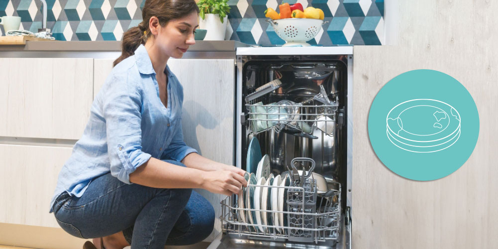 ZMYWARKA CANDY RAPIDO CF0C7SB0FW lifestyle kuchnia infografika zabudowa kobieta naczynia wnętrze zmywarki otwata kosze Czujnik zabrudzenia automatyczne dostosowanie programu