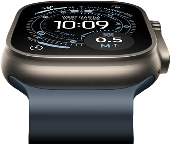 Pochylony do przodu Apple&nbsp;Watch Ultra&nbsp;3 z&nbsp;kopertą z&nbsp;tytanu w&nbsp;kolorze naturalnym, widać kompas na tarczy Orienteering, zegarek ma pasek Ocean w&nbsp;kolorze marynarskiego granatu