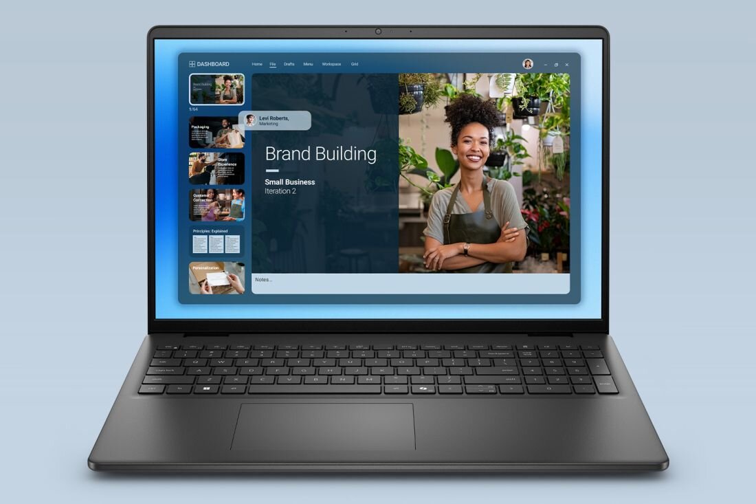 Na obrazie widoczny jest laptop z otwartym ekranem, na którym wyświetlana jest strona z napisem \'Brand Building Small Business Iteration 2\'. Obok tekstu znajduje się zdjęcie osoby w otoczeniu roślin.
