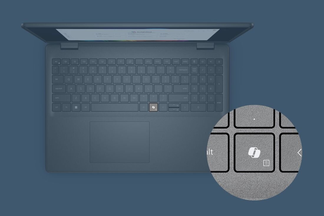 Obraz przedstawia klawiaturę laptopa z widocznym ekranem w tle. W prawym dolnym rogu znajduje się powiększenie klawisza z symbolem aplikacji biurowej.