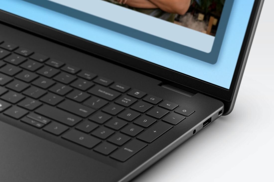 Obraz przedstawia klawiaturę laptopa z widocznym ekranem. Na klawiaturze znajdują się standardowe klawisze, a ekran wyświetla fragment obrazu z niebieską ramką.