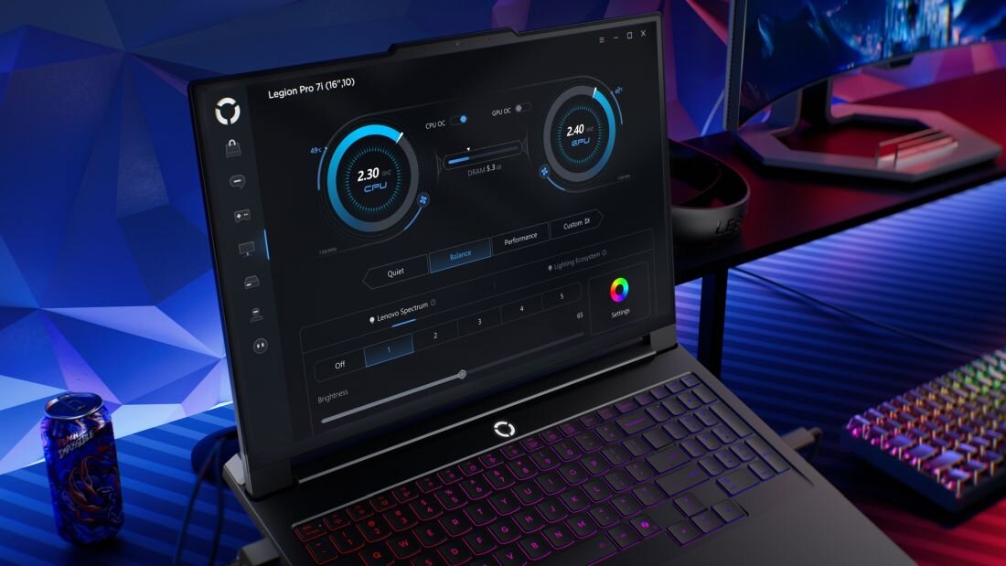 Laptop LENOVO Legion Pro 7 - Biurko z laptopem LENOVO Legion Pro 7 prezentującym interfejs Legion Space. Legion Space  Game Store 