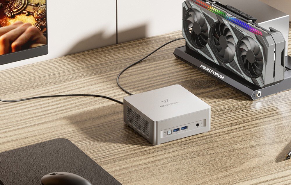 Komputer MINISFORUM UM870 Plus Widok z góry na srebrny mini komputer i podłączoną do niego stację z wydajną kartą graficzną.