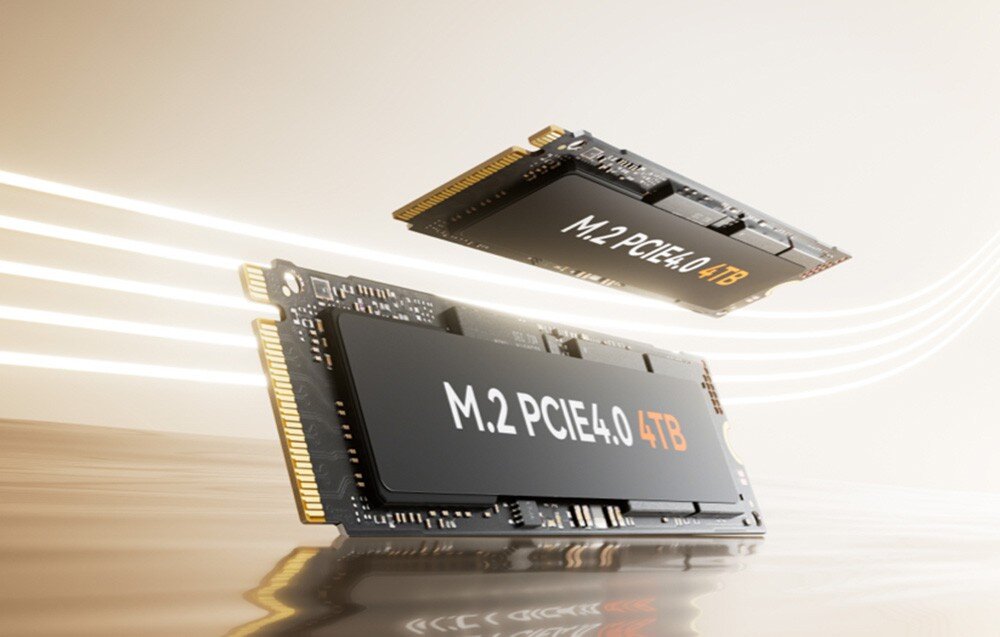 Komputer MINISFORUM UM870 Plus Dwa dyski SSD M.2 PCIe 4.0 o pojemności 4TB każdy, unoszące się na jasnym, dynamicznym tle z liniami światła.