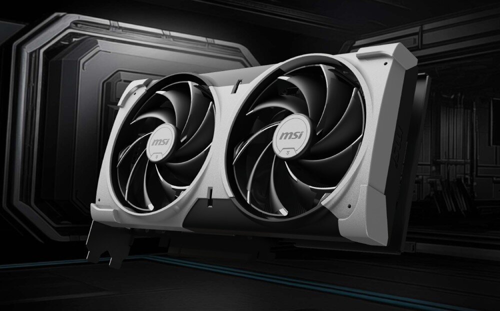 Komputer MAD DOG Powered by MSI F321R-A05DR32 Zbliżenie na kartę graficzną z dwoma dużymi wentylatorami, widoczną na tle futurystycznego wnętrza, opis