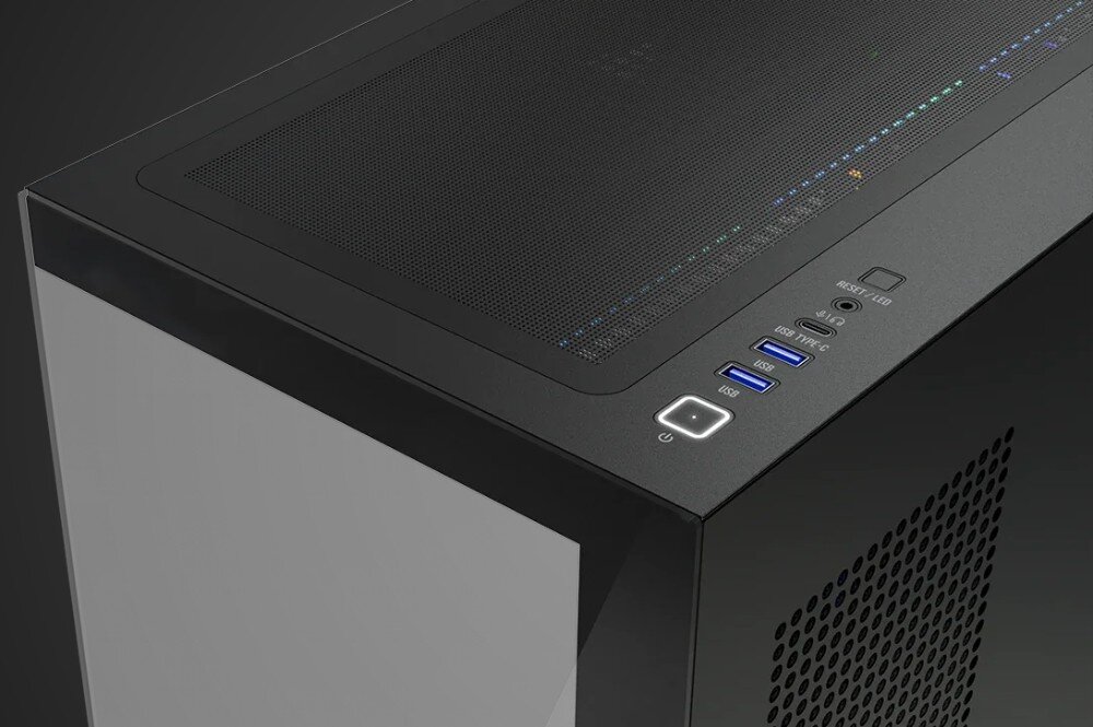 Komputer MAD DOG STELLAR-P-A01WB32WP Widok z bliska na górny panel czarnej obudowy z podświetlanym włącznikiem, dwoma niebieskimi portami USB, gniazdem USB typu C, wejściem audio oraz przyciskiem z napisem 'RESET/LED' obok siatki filtra przeciwkurzowego