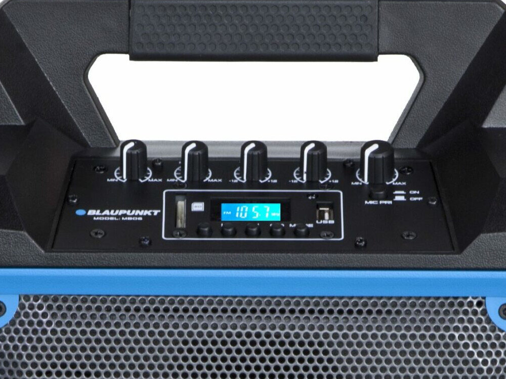 Panel sterowania urządzenia audio z widocznymi pokrętłami, wyświetlaczem pokazującym \'FM 105.7\', wejściem USB oraz logo \'BLAUPUNKT MODEL MB06\'.